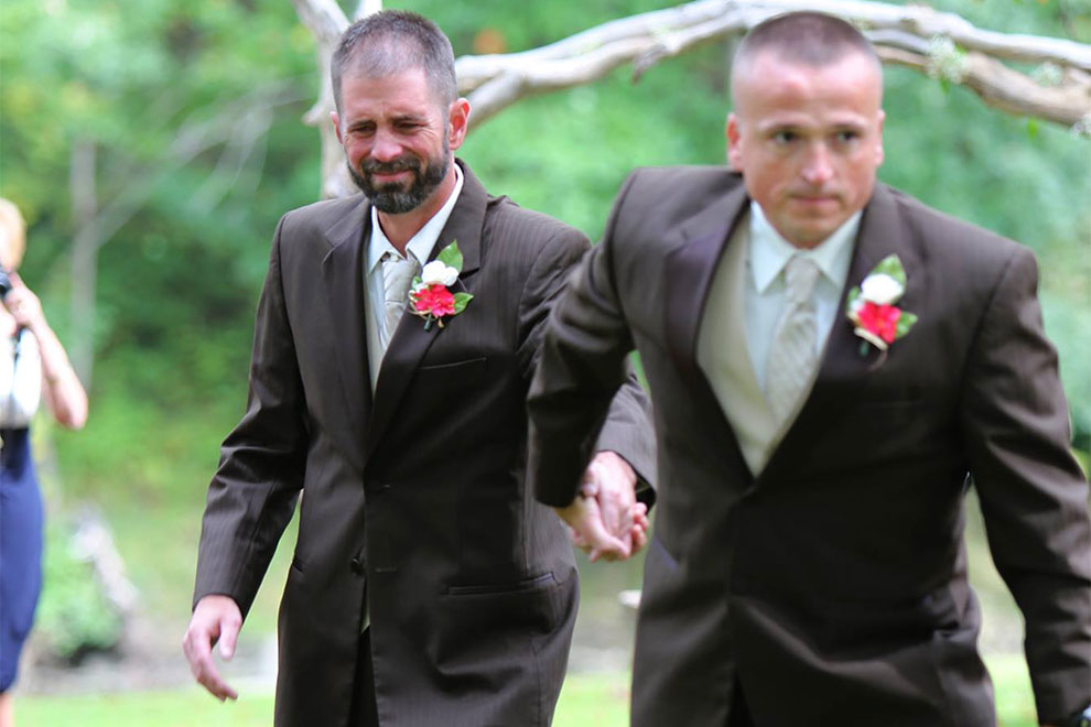 Vater und Stiefvater führen Braut gemeinsam zum Altar