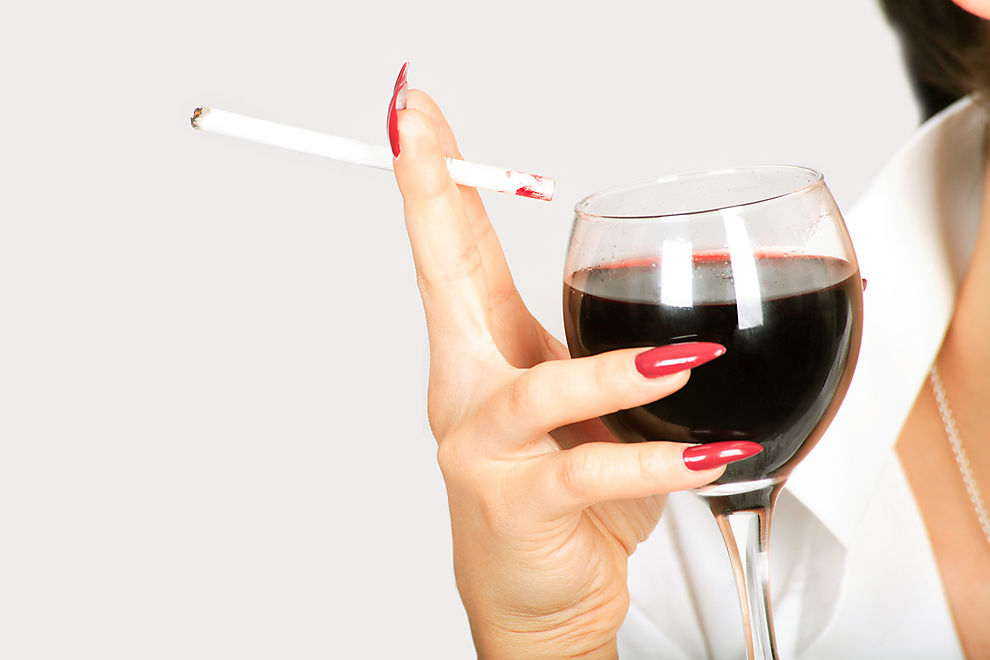 Ein Glas Rotwein vor der Zigarette soll Schäden abfangen