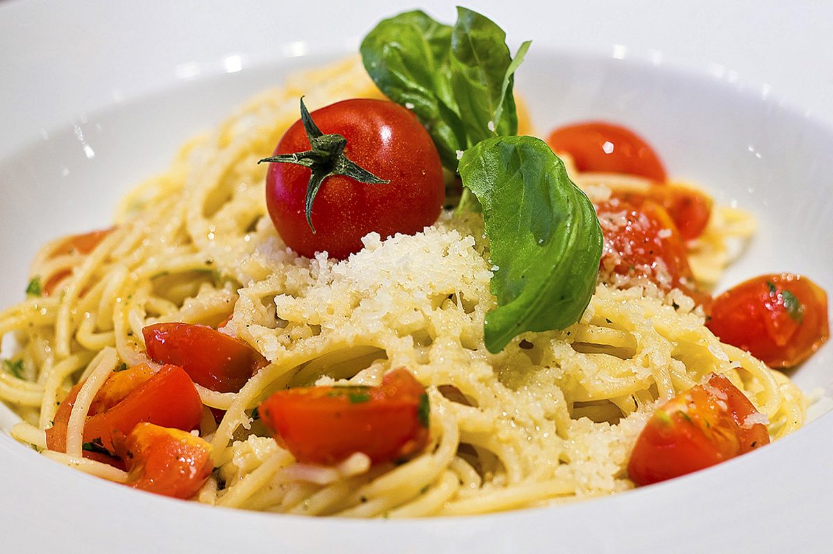 Spaghetti in Tomaten-Frühlingszwiebelsauce mit Mozzarellabällchen