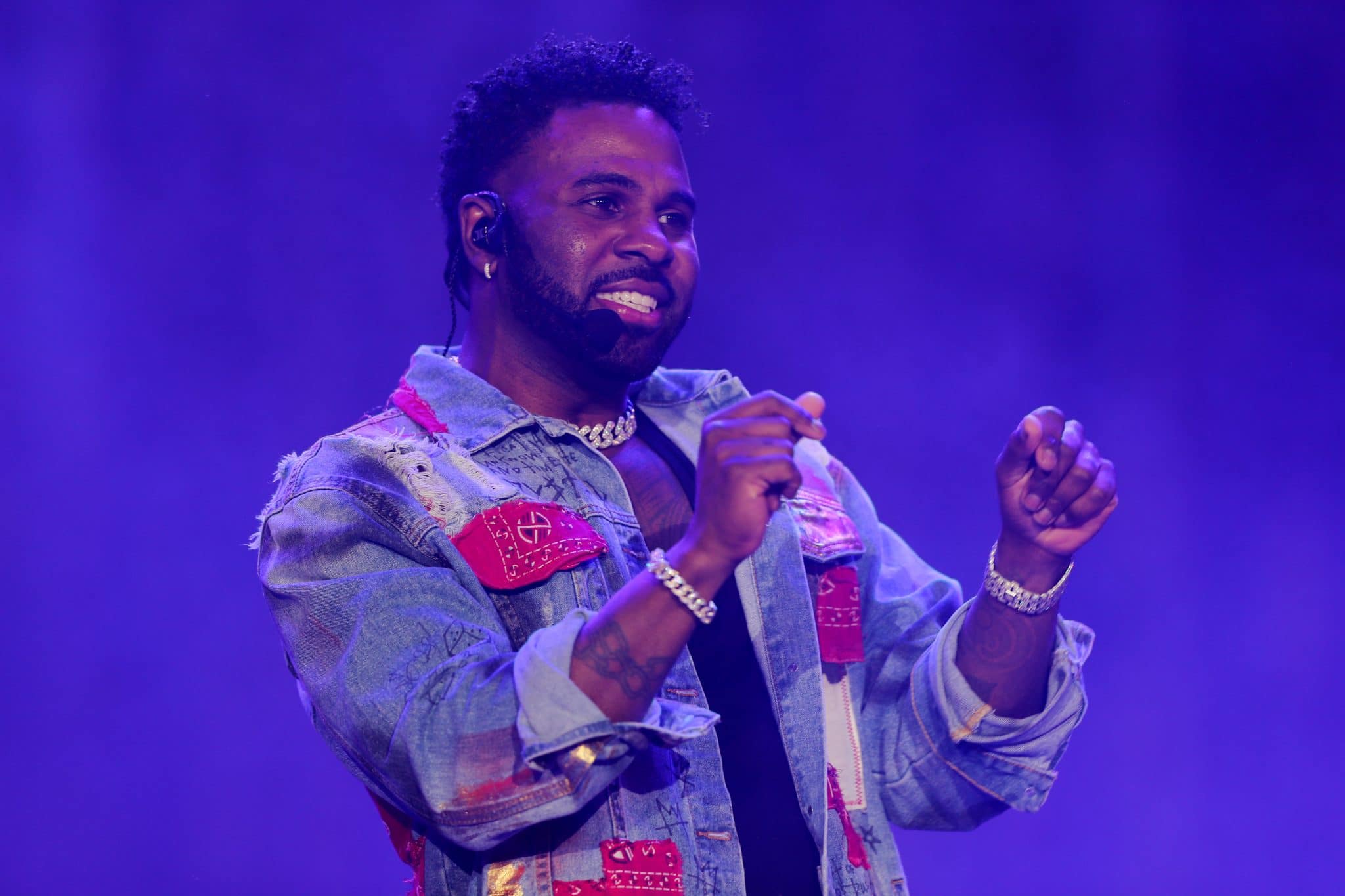 Jason Derulo is completely freaking out in a hotel